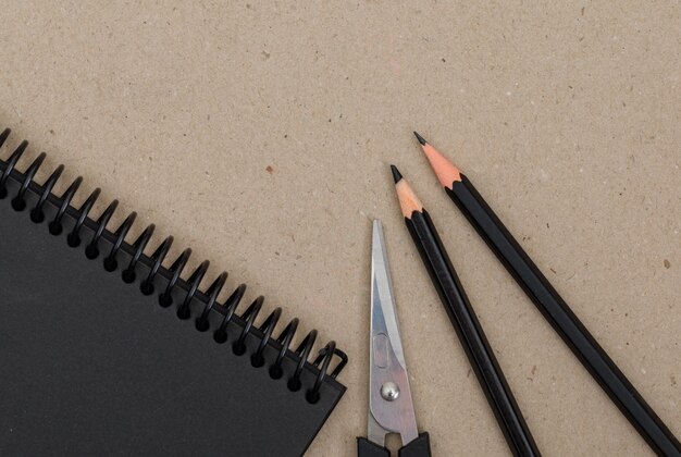 Bildungskonzept mit Stiften, Schere, Notizbuch auf Papier.