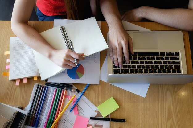 Bildungskonzept Studentisches Studium und Brainstorming Campus Konzept. Nahaufnahme von Studenten diskutieren ihr Thema auf Bücher oder Lehrbücher. Selektiver Fokus