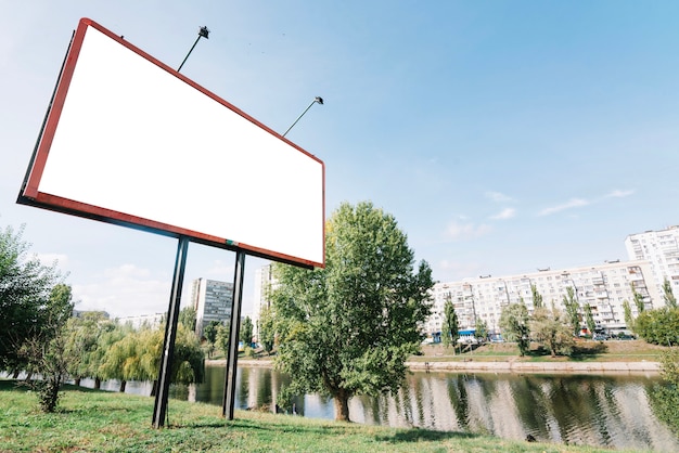 Billboard in der Nähe von Fluss