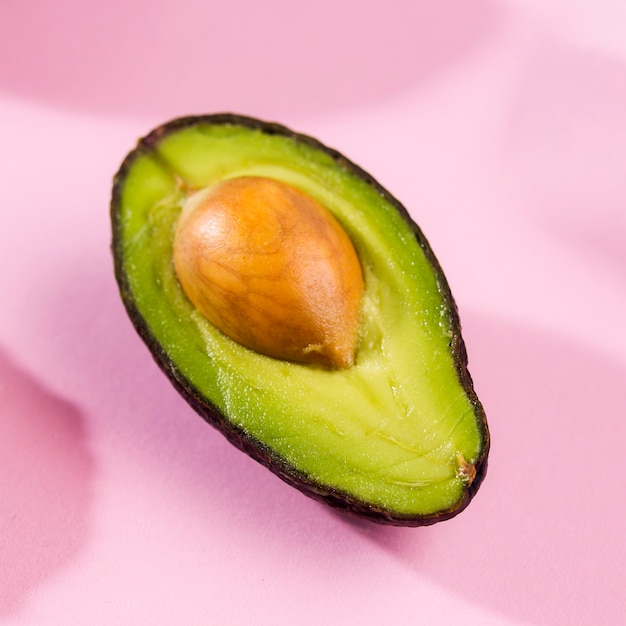 Bio-Avocado aus der Nähe zum Servieren bereit