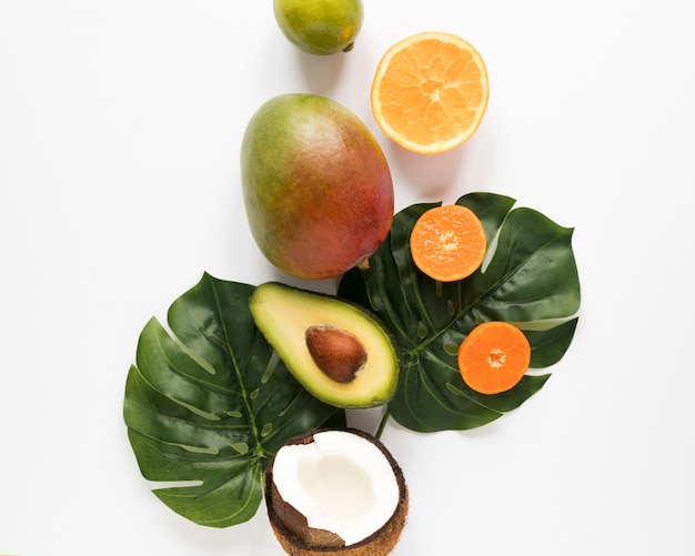 Bio-Avocado von oben mit Mango und Kokosnuss
