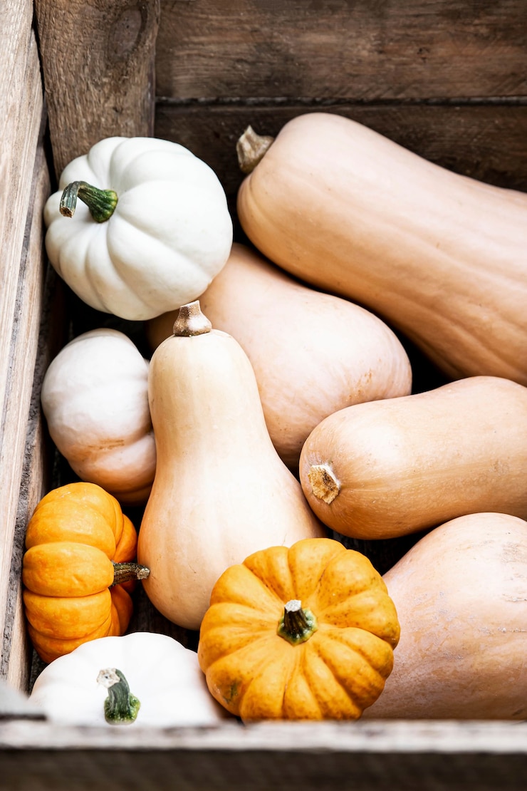 Kostenlose Foto bio butternut kürbis und kürbis in holzkiste