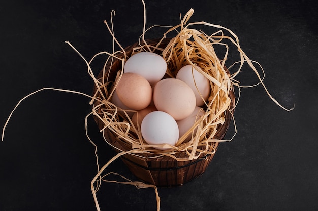 Bio-Eier im Nest, Draufsicht.