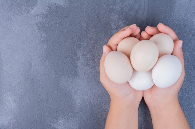 Bio-Eier in der Hand halten.