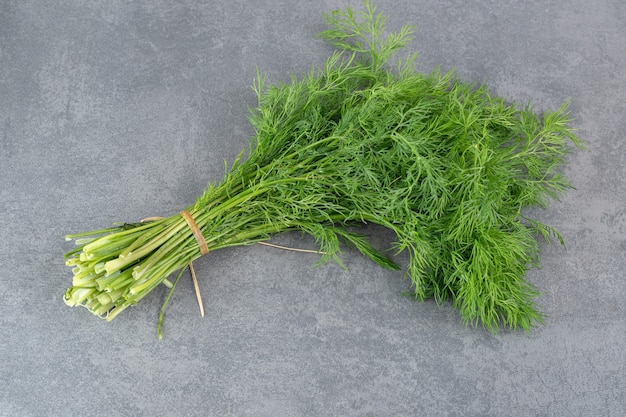 Bio frischer Dill auf Marmor backgroudn. Foto in hoher Qualität