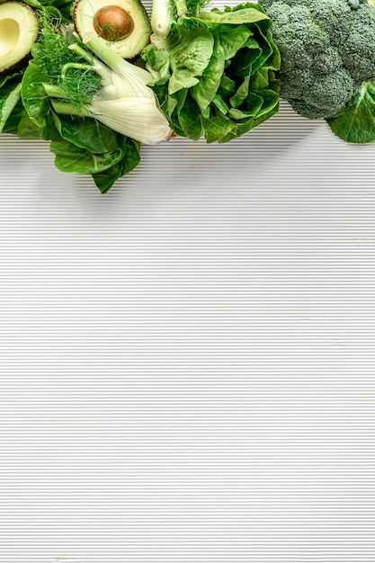 Bio-Frischgemüse auf weißem Hintergrund flach gelegt