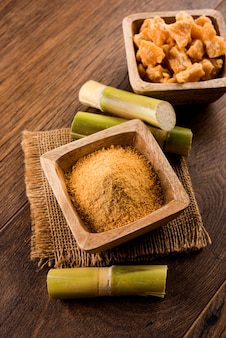 Bio-gur- oder jaggery-pulver ist unraffinierter zucker, der aus konzentriertem zuckerrohrsaft gewonnen wird. in einer schüssel serviert. selektiver fokus