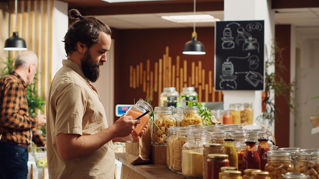 Kostenloses Foto bio-supermarkt-kunde macht ein foto