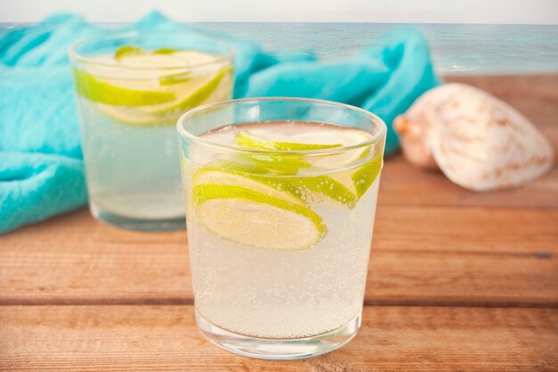 Birnenlimonade Oder Mojito Cocktail Mit Birne Zitrone Und Minze Kaltem Erfrischungsgetrank Oder Getrank Premium Foto