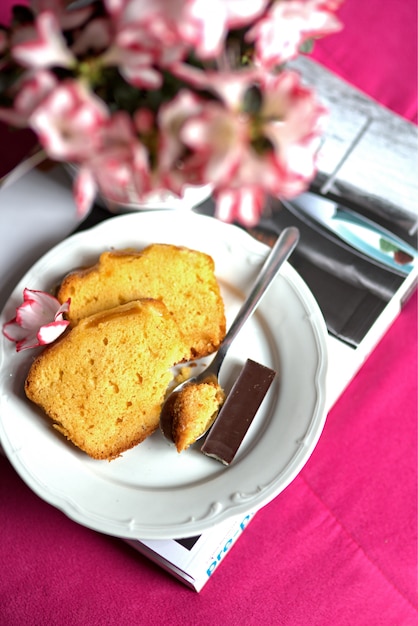 Biskuitkuchen mit einem Stück Schokolade zum Frühstück