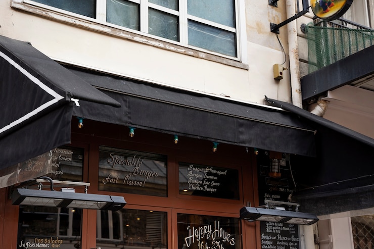 Kostenlose Foto bistro-außenarchitektur mit niedrigem winkel