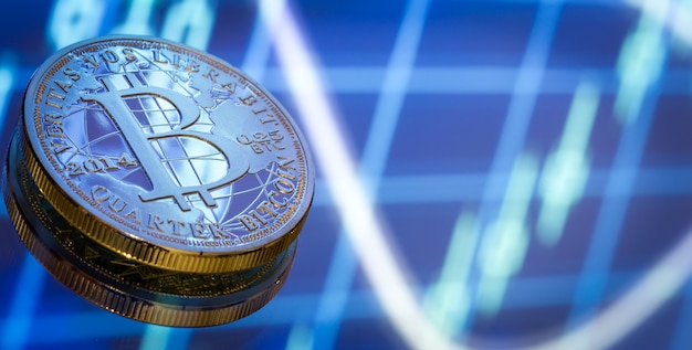 Bitcoin, ein neues Konzept für virtuelles Geld, Grafik und digitalen Hintergrund. Goldmünze mit dem Bild des Buchstabens B. Mining oder der Blockchain-Technologie, Nahaufnahme