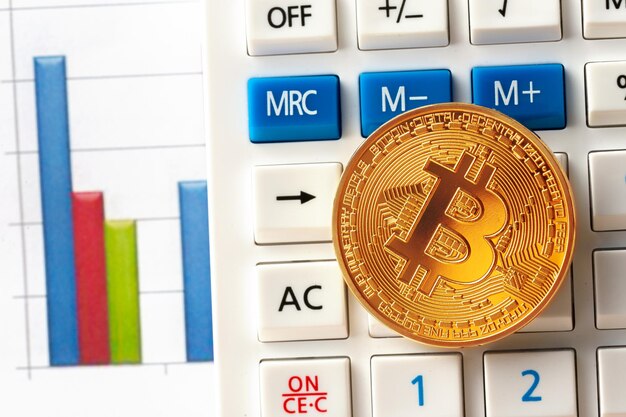 Bitcoin-Münze und Taschenrechner