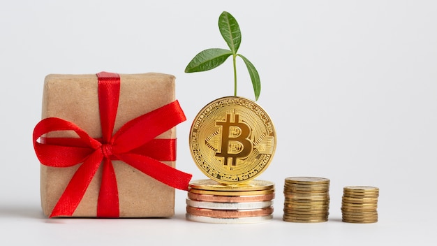 Bitcoin-Stapel neben Geschenk