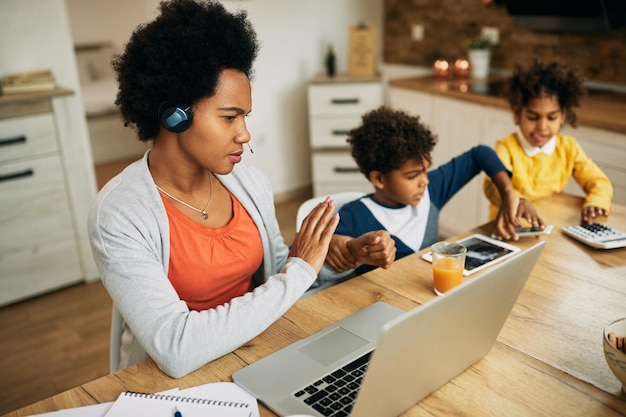 Bitte Kinder, lasst es leise, Mama muss arbeiten