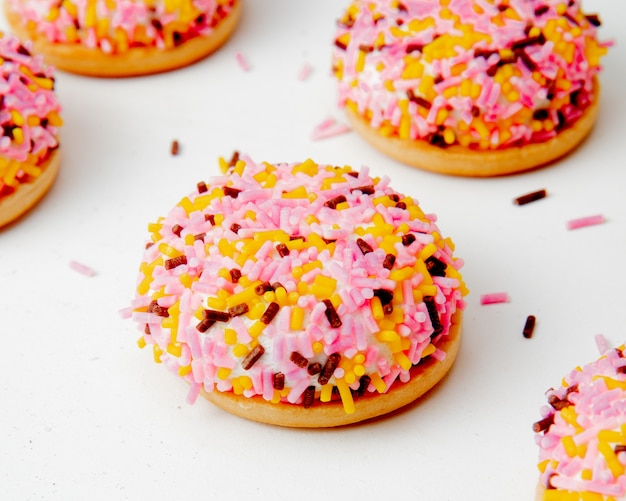 Kostenloses Foto bizet-kuchen mit bunter glasur-seitenansicht