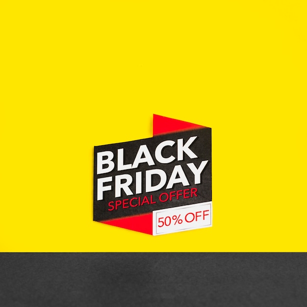 Black Friday Inschrift auf gelbem Hintergrund