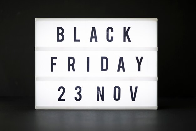 Black Friday-Inschrift auf hellem Brett