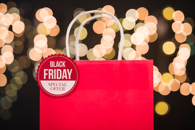 Black Friday-Inschrift auf Papiereinkaufstasche