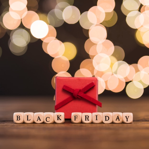 Black Friday-Inschrift auf Würfel mit Geschenkbox