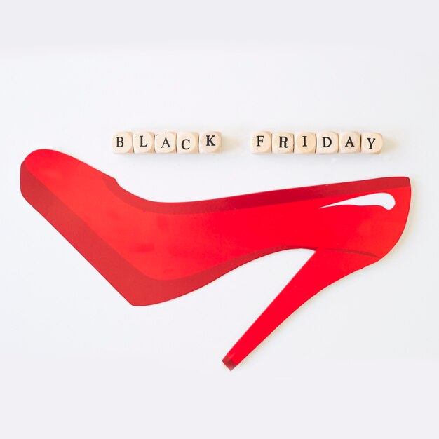 Black Friday-Inschrift auf Würfel mit Papierschuh