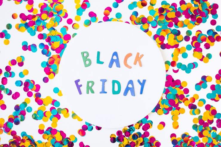 Kostenlose Foto black friday-inschrift aus papierbuchstaben mit konfetti