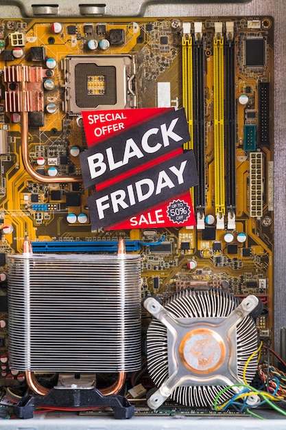 Black Friday Inschrift im Computergehäuse