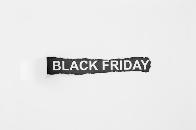 Black Friday-Inschrift unter zerrissenem Papier