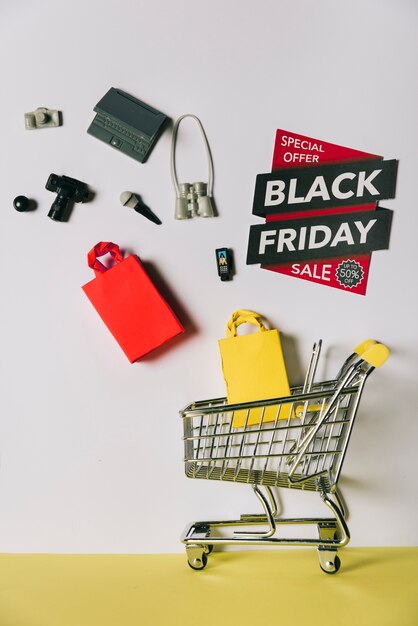 Black Friday-Konzept mit Produkten in den Warenkorb fallen