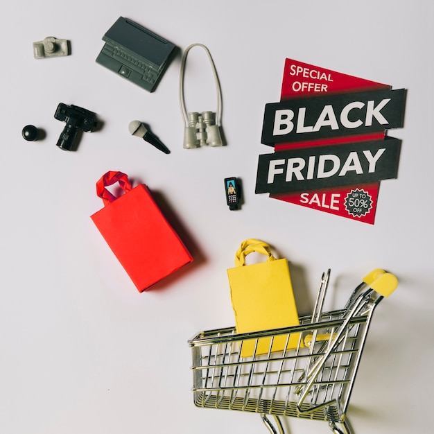 Kostenloses Foto black friday konzept mit produkten, label und wagen