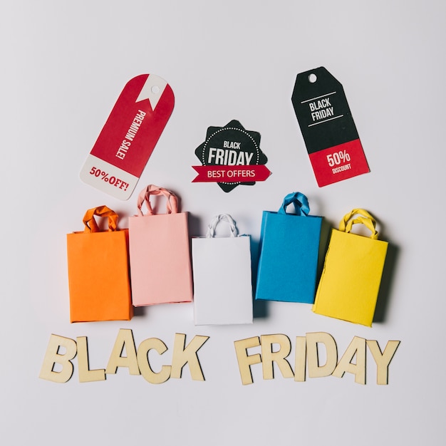 Black Friday Konzept mit Taschen und Etiketten