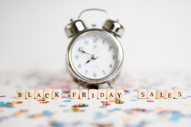 Black Friday-Verkaufsinschrift auf Würfeln mit Uhr