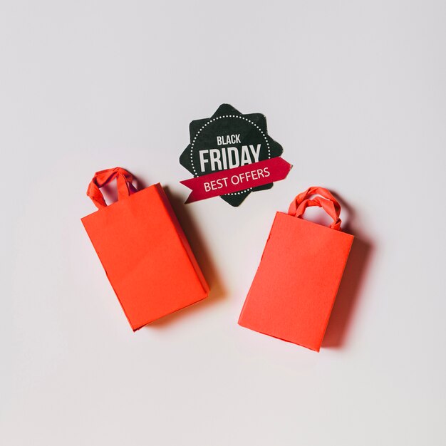 Black Friday Zusammensetzung mit roten Taschen und Label