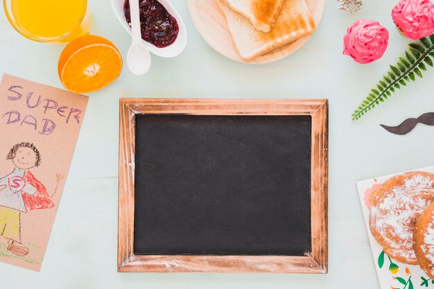 Blackboard in der Nähe von Essen und Zeichnen für Papa