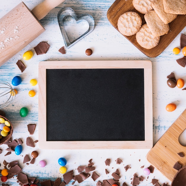 Kostenloses Foto blackboard unter ostern süßigkeiten