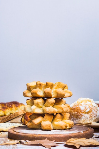 Blätter in der Nähe von Stapel Brötchen