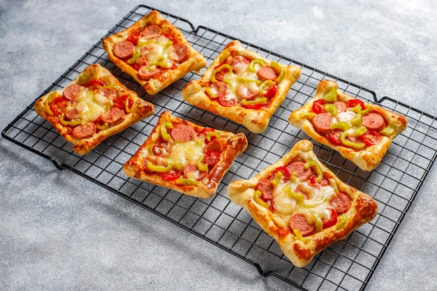 Blätterteig-Mini-Pizza mit Würstchen.