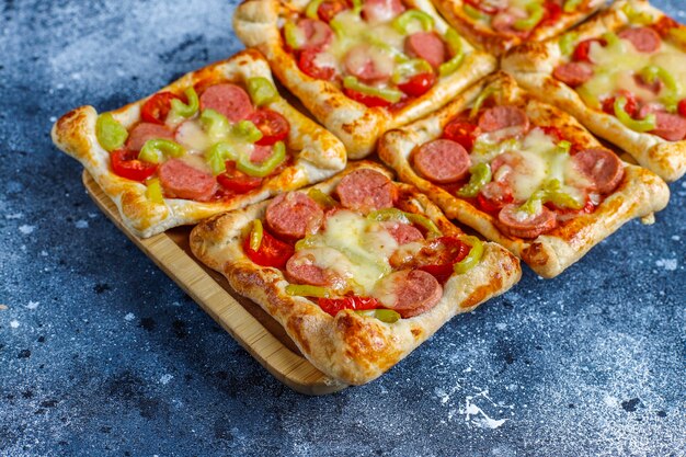 Blätterteig-Mini-Pizza mit Würstchen.