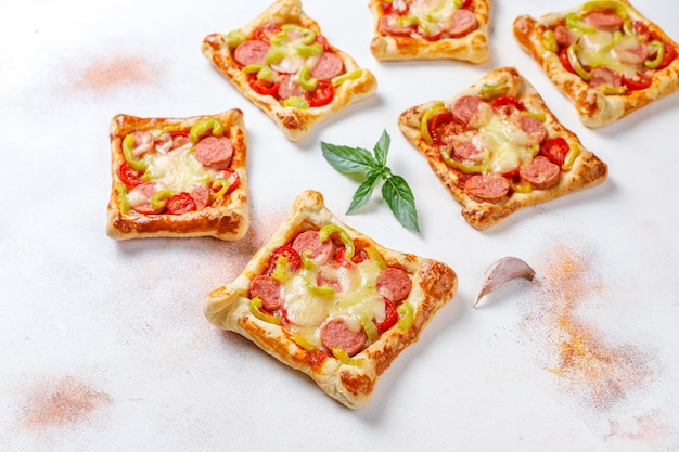 Blätterteig-Mini-Pizza mit Würstchen.