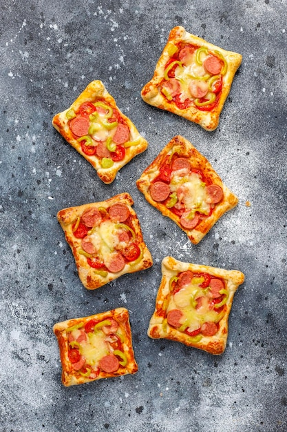 Blätterteig-Mini-Pizza mit Würstchen.