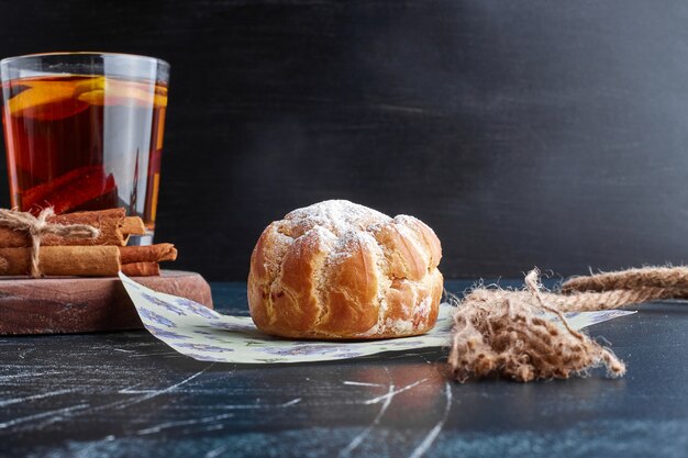 Blätterteigbrötchen mit einem Glas Glitzern.