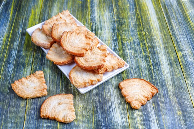 Kostenloses Foto blätterteigplätzchen in weihnachtsbaumform.