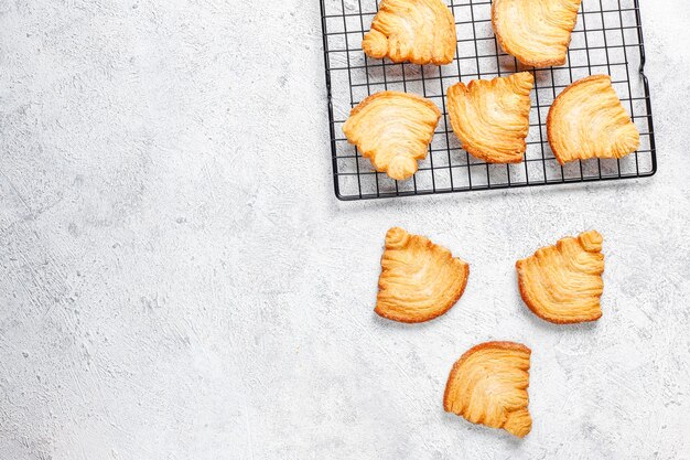 Blätterteigplätzchen in Weihnachtsbaumform.