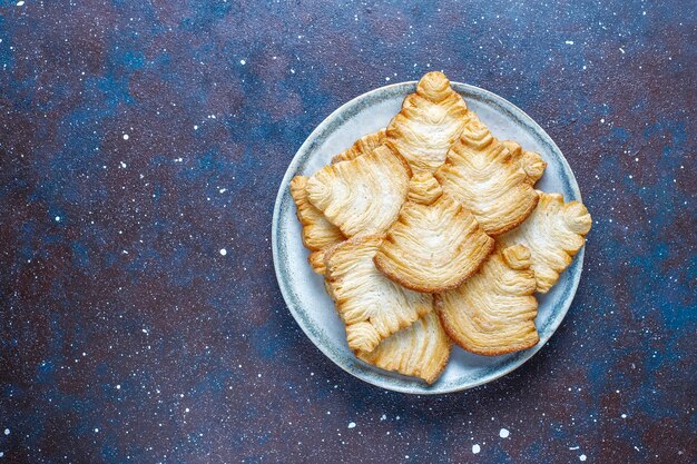 Blätterteigplätzchen in Weihnachtsbaumform.