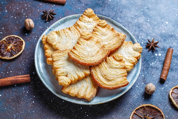 Blätterteigplätzchen in Weihnachtsbaumform.