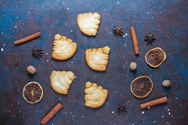 Kostenloses Foto blätterteigplätzchen in weihnachtsbaumform.