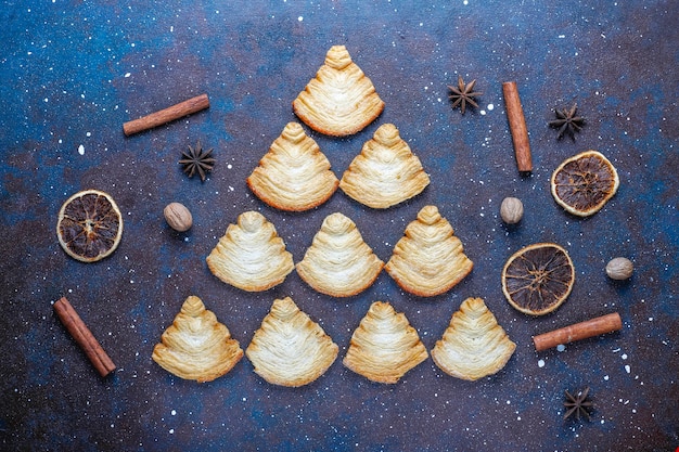 Blätterteigplätzchen in weihnachtsbaumform.