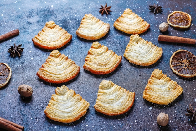 Blätterteigplätzchen in Weihnachtsbaumform.