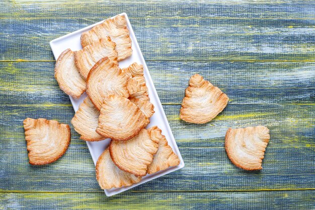 Blätterteigplätzchen in Weihnachtsbaumform.