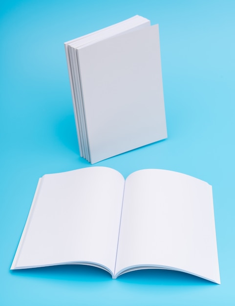 Kostenloses Foto blank katalog, zeitschriften, buch mock up auf blauem hintergrund. .